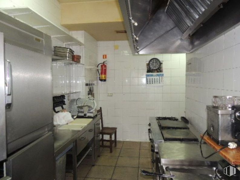 Retail for sale at Calle Felipe Solano Antelo, 16, Guadalajara, 19002 with refrigerator, chair, kitchen appliance, countertop, table, home appliance, building, gas, ceiling and flooring around