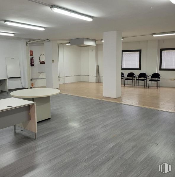 Oficina en venta en Calle Aguacate, Carabanchel, Madrid, 28044 con mesa, mueble, propiedad, edificio, accesorio, diseño de interiores, madera, pavimento, piso y pisos de baldosas alrededor