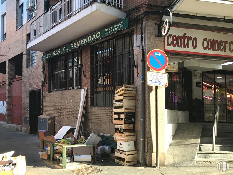 Local en alquiler y venta en Calle Colón, 20, Alcorcón, Madrid, 28921 con mueble, edificio, ventana, barrio, casa, ciudad, fachada, toldo, carretera y diseño urbano alrededor