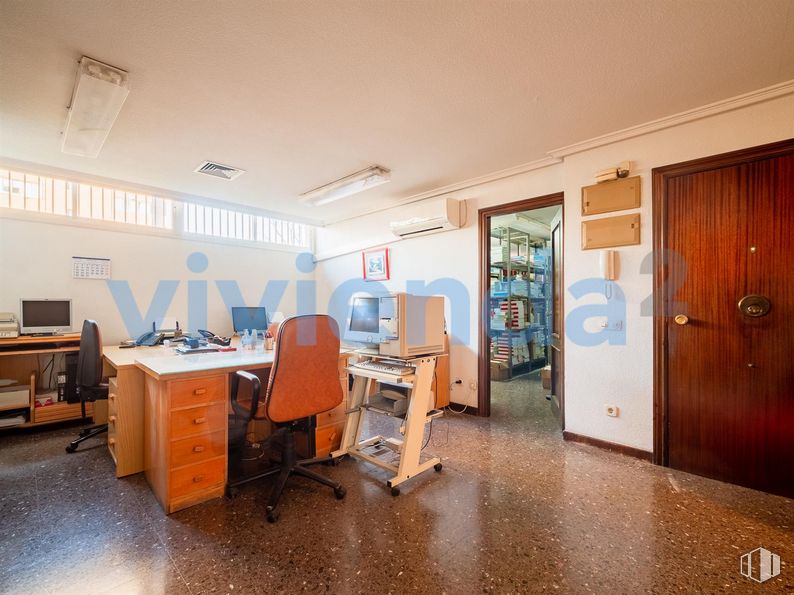 Oficina en venta en Calle Almansa, Moncloa - Aravaca, Madrid, 28040 con puerta, silla, escritorio, archivador, lámpara, alumbrado, mueble, mesa, silla de oficina y ventana alrededor