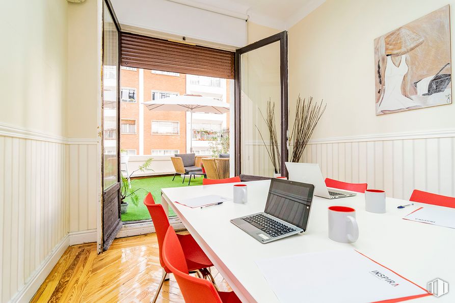 Oficina en alquiler en Calle José Abascal, 44, Chamberí, Madrid, 28003 con computadora portátil, silla, mesa, marco, teclado, mueble, ordenador, propiedad, computadora personal, edificio, sofá y planta alrededor