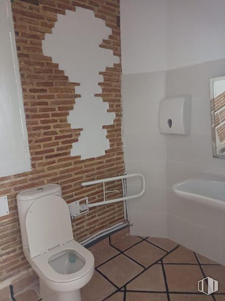 Local en alquiler y venta en Calle Tesillo, 3, Fuenlabrada, Madrid, 28944 con inodoro, marrón, bañera, propiedad, accesorios de fontanería, blanco, asiento del inodoro, cuarto de baño, morado y madera alrededor