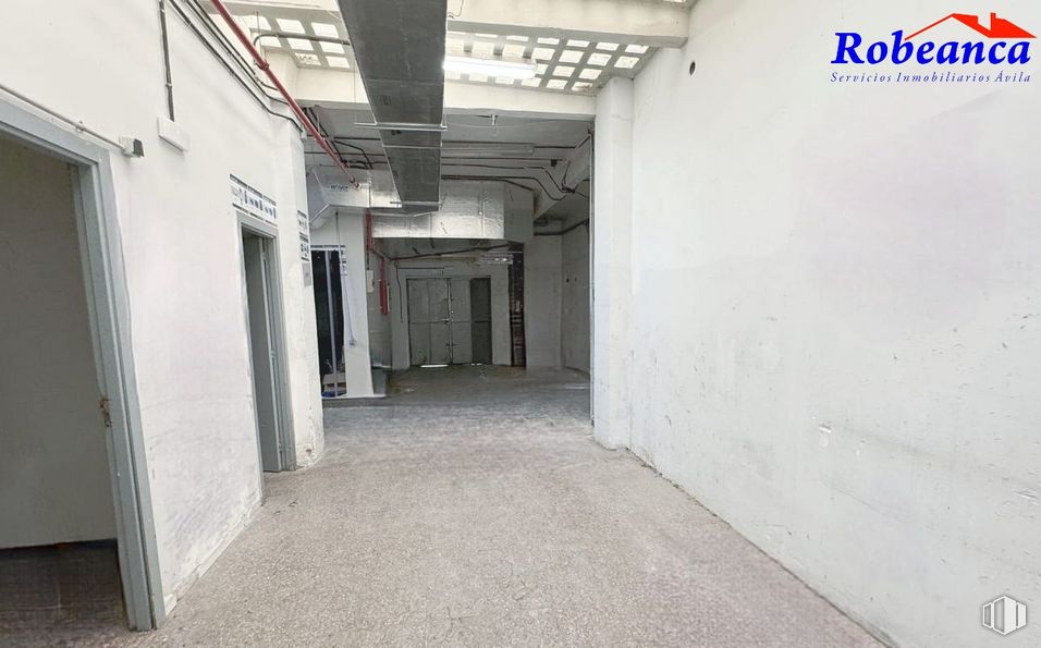 Retail for rent at Zona paseo San Roque, Ávila, 05001 with fixture, wall, flooring, door, concrete, hall, composite material, ceiling, road and symmetry around