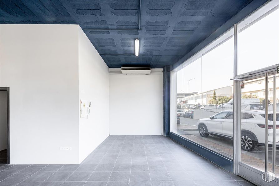 Retail for rent at Avenida Industria, 37, Alcobendas, Madrid, 28108 with car, wheel, tire, property, building, automotive design, interior design, fixture, automotive lighting and shade around