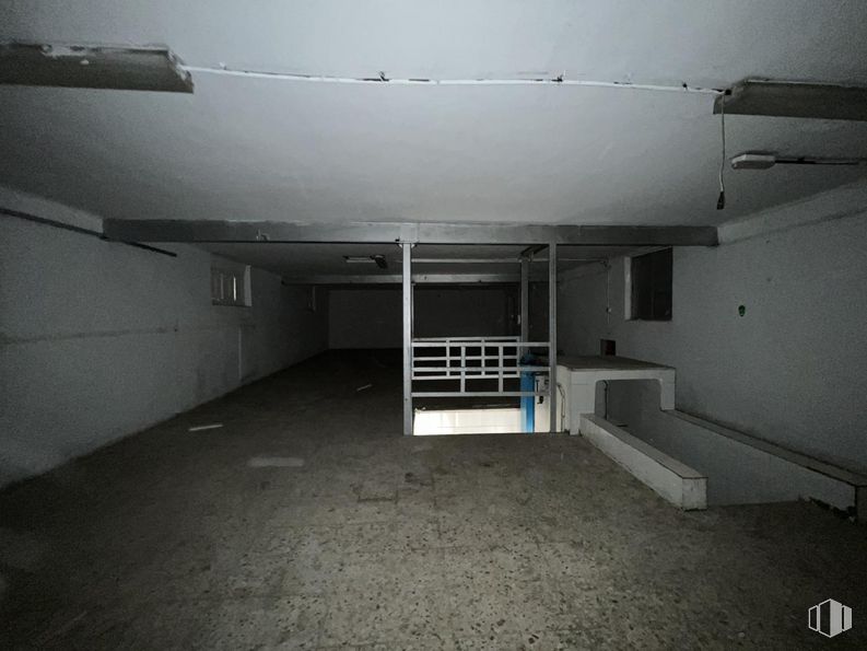 Industrial for sale at Calle Roble, San Pedro del Arroyo, Ávila, 05350 with furniture, building, house, fixture, composite material, tints and shades, flooring, ceiling, concrete and symmetry around