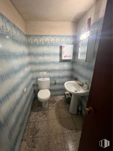 Retail for sale at Calle Mayor, Torrijos, Toledo, 45500 with toilet, sink, property, plumbing fixture, bathroom, purple, building, toilet seat, interior design and bathroom sink around