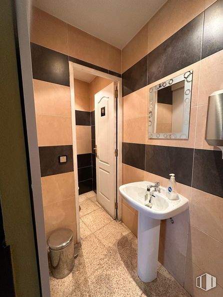 Local en alquiler en Zona avenida Valencia, Arganda del Rey, Madrid, 28500 con fregadero, espejo, grifo, accesorios de fontanería, lavabo, cuarto de baño, edificio, suelo, planta y fontanería alrededor