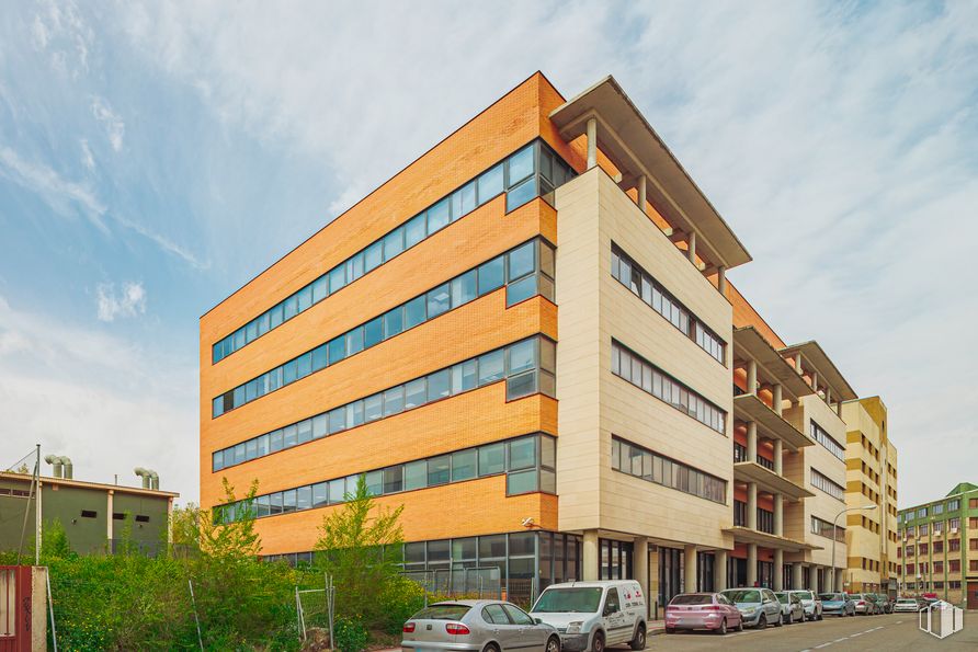 Office for rent at Calle Haya, 4, Carabanchel, Madrid, 28044 with building, car, cloud, sky, wheel, daytime, window, plant, tree and tower block around