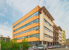 Retail for rent at Calle Haya, 4, Carabanchel, Madrid, 28044 with building, car, cloud, sky, wheel, daytime, window, plant, tree and tower block around