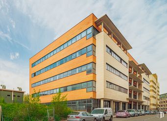 Office for rent at Calle Haya, 4, Carabanchel, Madrid, 28044 with building, car, cloud, sky, wheel, daytime, window, plant, tree and tower block around