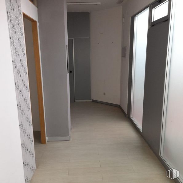 Retail for sale & for rent at Zona El Burgo, Las Rozas de Madrid, Madrid, 28230 with fixture, door, wood, floor, flooring, automotive exterior, ceiling, glass, hardwood and home door around