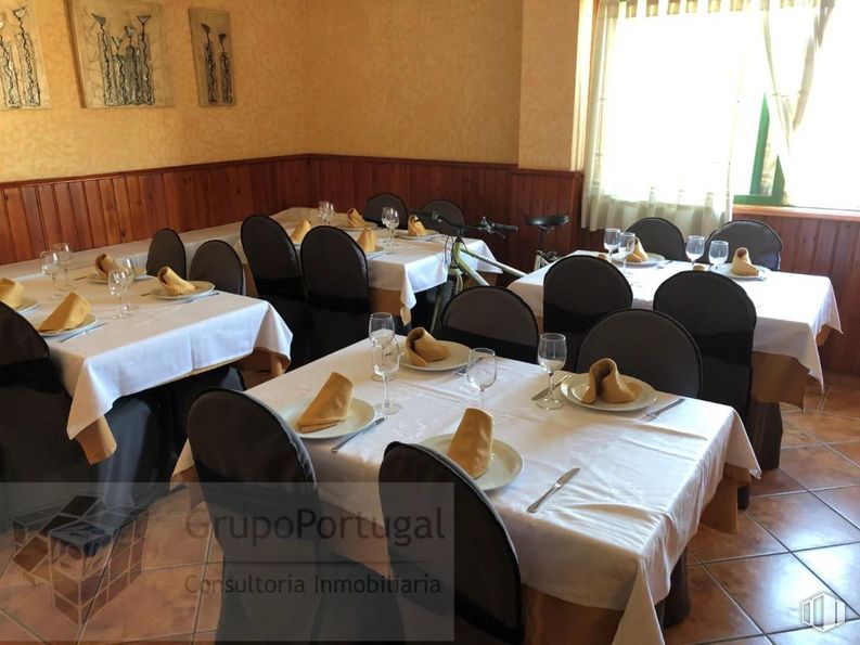 Retail for rent at Polígono Arroyomolinos, Arroyomolinos, Madrid, 28939 with tableware, chair, kitchen & dining room table, table, wine glass, furniture, property, plant, tablecloth and building around