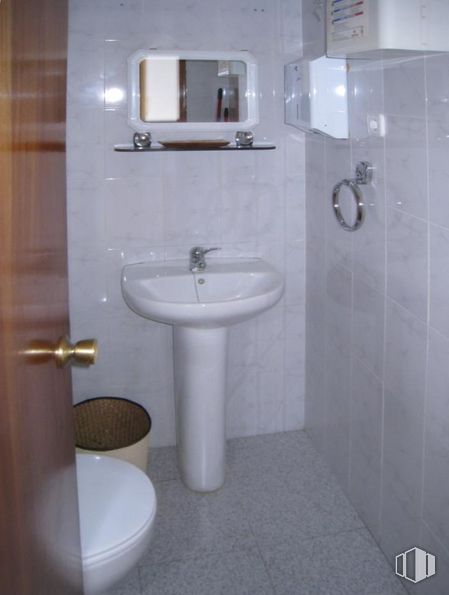 Oficina en alquiler en Calle de Franco Rodríguez, Tetuán, Madrid, 28039 con fregadero, manija de la puerta, grifo, arreglo de tubería, blanco, lavabo del baño, púrpura, baño, negro, líquido y diseño de interiores alrededor