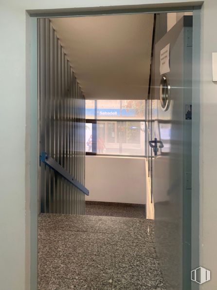 Oficina en alquiler en Calle Mayor, 50, Alcorcón, Madrid, 28921 con espejo, accesorio, suelos, suelo, edificio, casa, madera, vidrio, hall y techo alrededor