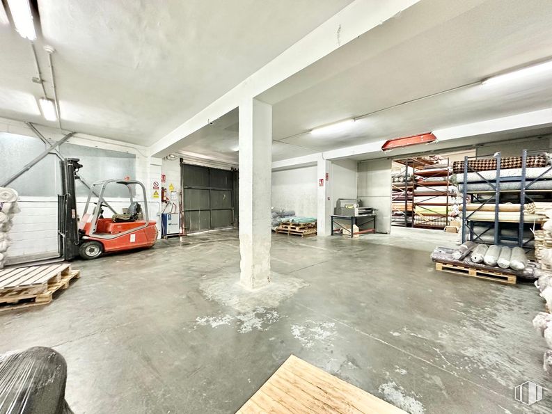 Nave en venta en Calle Tulipero, Carabanchel, Madrid, 28044 con mueble, suelos, suelo, techo, material compuesto, almacén, sótano, garaje, hall y material de construcción alrededor