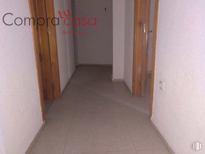 Oficina en alquiler en Zona Bajada del Carmen, Segovia, 40001 con accesorio, madera, suelo, piso, puerta, edificio, madera, tinte para madera, pintura y asa alrededor