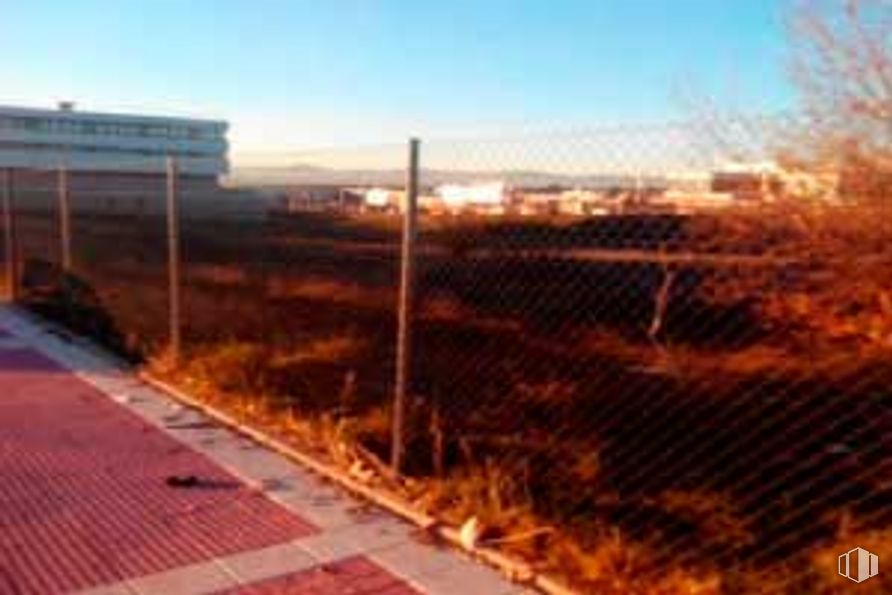 Land for sale at Avenida Tranvía, 27, Alcorcón, Madrid, 28925 with building, sky, fence, asphalt, road surface, grass, wood, road, landscape and brick around