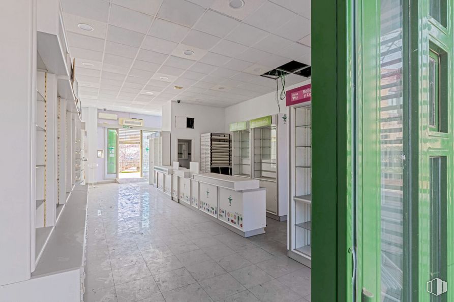 Local en alquiler y venta en Calle Alcalá, Ciudad Lineal, Madrid, 28027 con ebanistería, accesorio, edificio, suelo, piso, vidrio, bienes raíces, puerta, techo y fachada alrededor