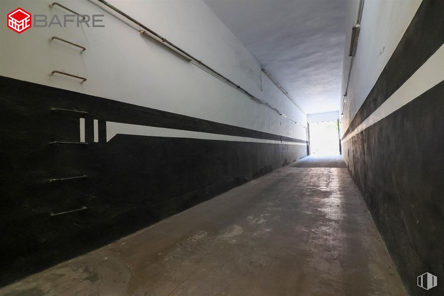 Nave en venta en Calle Eloy Gonzalo, Chamberí, Madrid, 28010 con superficie de la carretera, gris, madera, carretera, en paralelo, tintes y matices, suelos, material compuesto, asfalto y hormigón alrededor