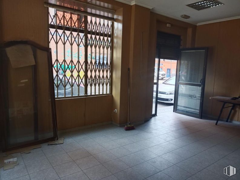 Local en alquiler y venta en Calle San Andrés, Fuenlabrada, Madrid, 28945 con puerta, ventana, mesa, lámpara, edificio, madera, accesorio, casa, suelos y madera dura alrededor