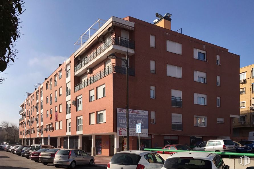 Local en alquiler y venta en Calle Jaime I El Conquistador, 3, Parla, Madrid, 28980 con coche, edificio, cielo, vehículo terrestre, neumático, vehículo, rueda, ventana, planta y placa de matrícula del vehículo alrededor