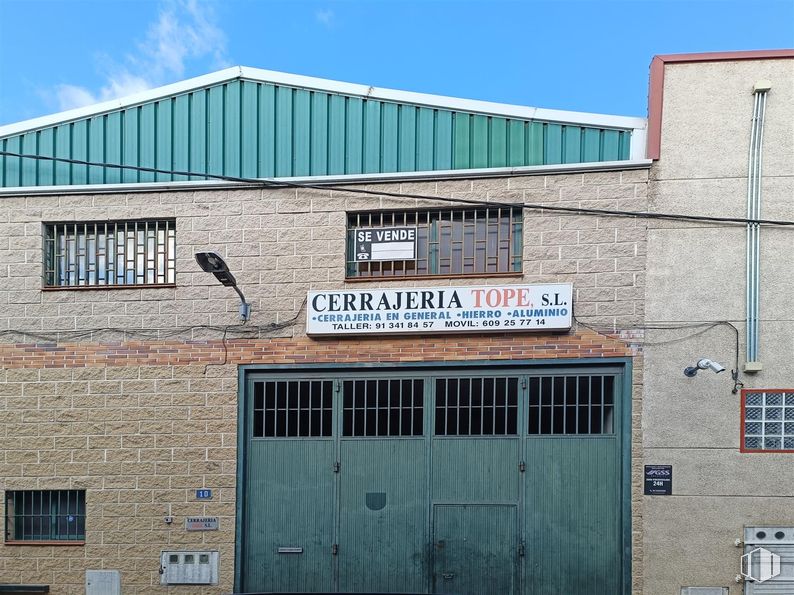 Nave en venta en Calle Puerto del Escudo, Leganés, Madrid, 28914 con ventana, cielo, azul, accesorio, puerta, madera, material de construcción, fachada, fuente y albañilería alrededor