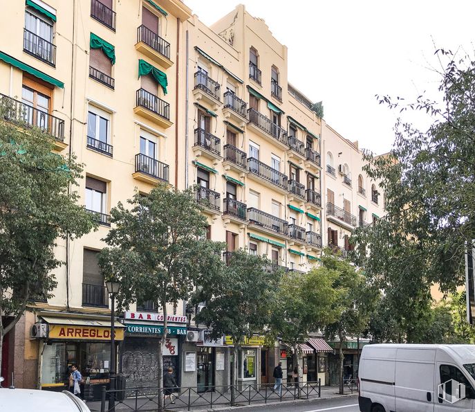 Retail for sale at Calle Vallehermoso, 48, Chamberí, Madrid, 28015 with van, building, property, photograph, vehicle, window, white, car, infrastructure and tree around