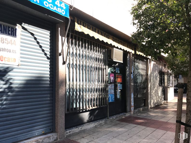 Local en alquiler y venta en Plaza San Juan de Covas, 16, Alcorcón, Madrid, 28925 con persiana de la ventana, superficie de carretera, accesorio, árbol, fachada, acera, ciudad, carretera, tintes y matices y metal alrededor