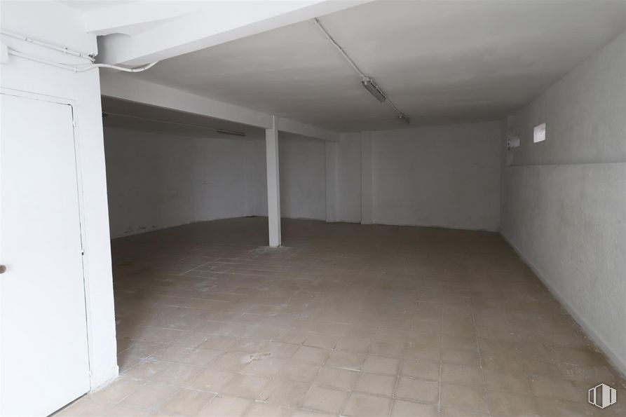 Nave en alquiler en Calle Garci-Nuño, 35, Tetuán, Madrid, 28029 con puerta, propiedad, accesorio, suelos, suelo, edificio, hall, material compuesto, techo y hormigón alrededor