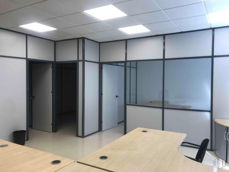 Oficina en alquiler en Zona empresarial, Alcobendas, Madrid, 28100 con lámpara, puerta, alumbrado, mesa, silla, edificio, mueble, madera, suelos y interiorismo alrededor