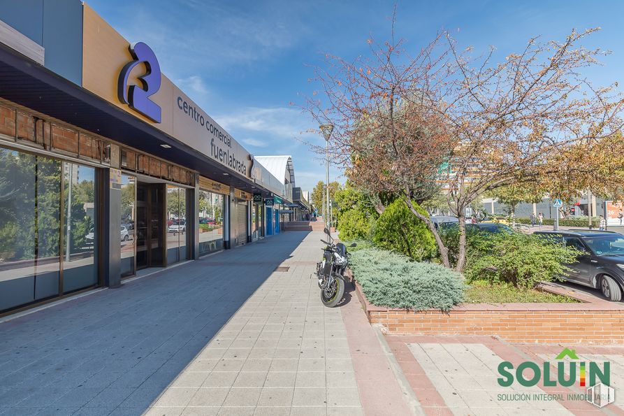 Local en alquiler y venta en Centro Comercial Fuenlabrada II, Fuenlabrada, Madrid, 28942 con coche, motocicleta, edificio, neumático, rueda, planta, cielo, nube, superficie de la carretera y asfalto alrededor