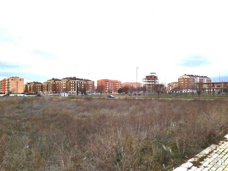 Land for sale at Calle Tornadizos, Ávila, 05003 with building, sky, cloud, plant, land lot, tower block, natural landscape, grass, horizon and landscape around