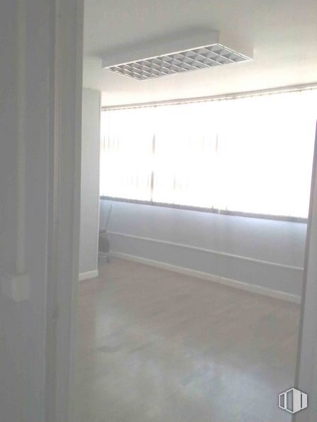 Oficina en alquiler en Calle Ruiseñor, 4, Fuenlabrada, Madrid, 28946 con accesorio, sombra, piso, edificio, casa, pavimento, tintes y sombras, madera, pasillo y vidrio alrededor