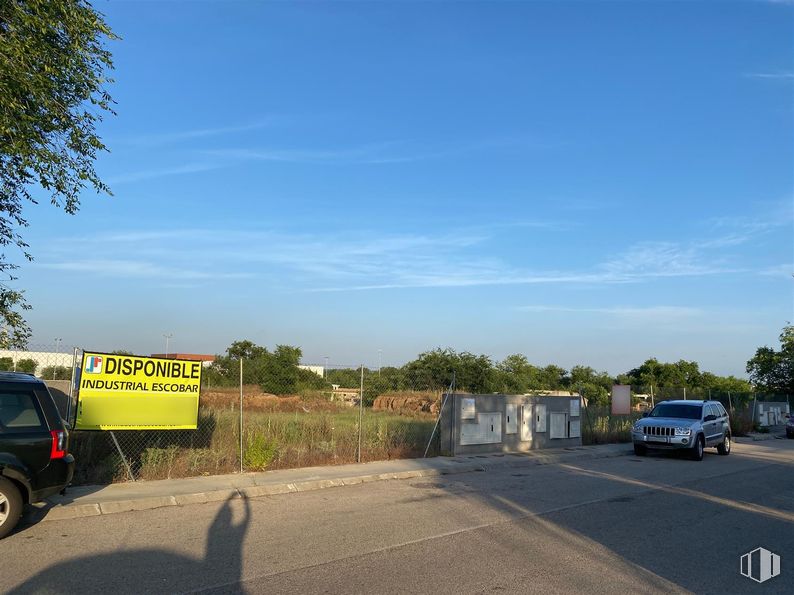 Land for sale at Calle Sierra de Algodonales, Arganda del Rey, Madrid, 28500 with car, tire, wheel, road surface, asphalt, public utility, tar, sign, highway and fence around