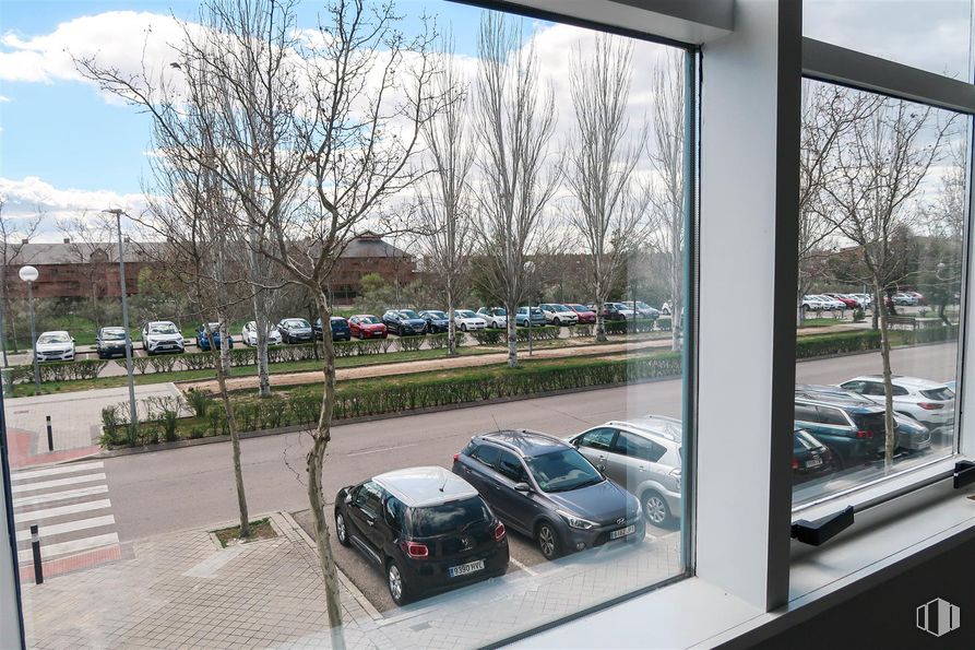 Office for sale & for rent at Calle Chile, Las Rozas de Madrid, Madrid, 28290 with car, automotive exterior, automotive parking light, automotive wheel system, family car, glass, car door, luxury vehicle, full-size car and parking around