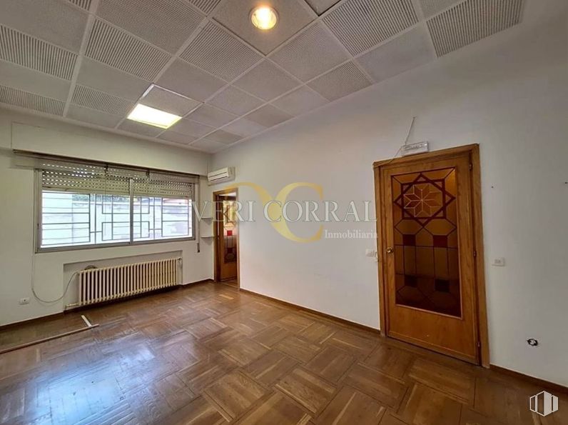 Oficina en venta en Avenida Alberto Alcocer, Chamartín, Madrid, 28036 con puerta, ventana, lámpara, persiana de la ventana, accesorio, interiorismo, madera, hall, suelos y suelo alrededor