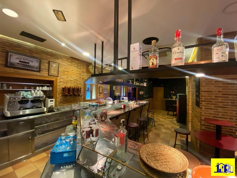 Retail for rent at Zona Princesa Zaida, Cuenca, 16002 with interior design, lighting, furniture, restaurant, bar, light fixture, glass, chair, countertop and wood stain around