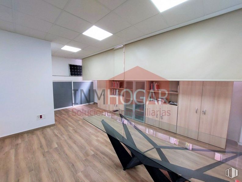 Local en venta en Zona Sur, Ávila, 05002 con mesa, edificio, pasillo, madera, diseño de interiores, suelo, piso, techo, vidrio y espacio alrededor