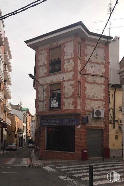 Retail for sale at Avenida Miguel de Cervantes, 17, Tarancón, Cuenca, 16400 with window, building, door, street light, brown, property, sky, wood, electricity and neighbourhood around