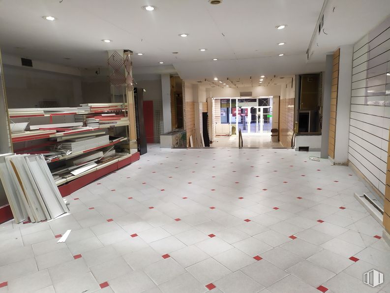 Local en alquiler y venta en Calle Los Alfares, 1, Alcorcón, Madrid, 28922 con estante, interiorismo, pasillo, piso, suelo, madera, pared, planta de interior, madera y estantería alrededor