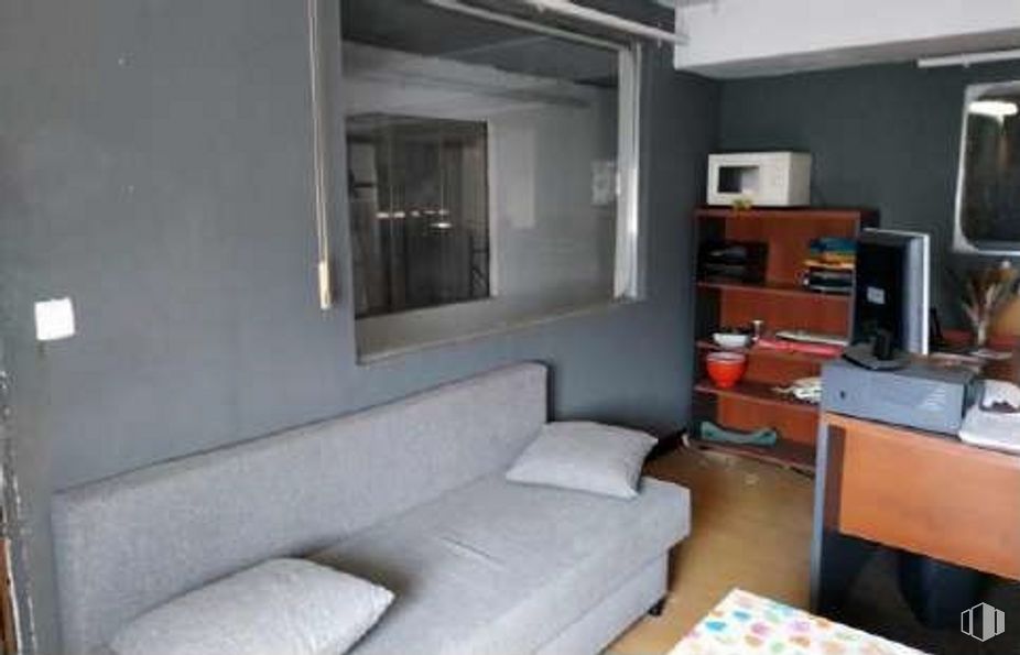 Nave en alquiler en Calle La Laguna, 24, Fuenlabrada, Madrid, 28942 con sofá, televisión, mueble, propiedad, diseño de interiores, mesa, sofá de estudio, marco, sala de estar y pavimentos alrededor