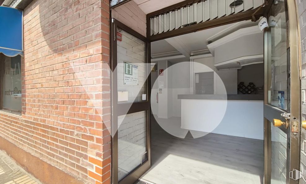 Retail for rent at Calle Fermín Caballero, Fuencarral - El Pardo, Madrid, 28034 with wood, fixture, building, wall, shade, brickwork, real estate, facade, brick and composite material around