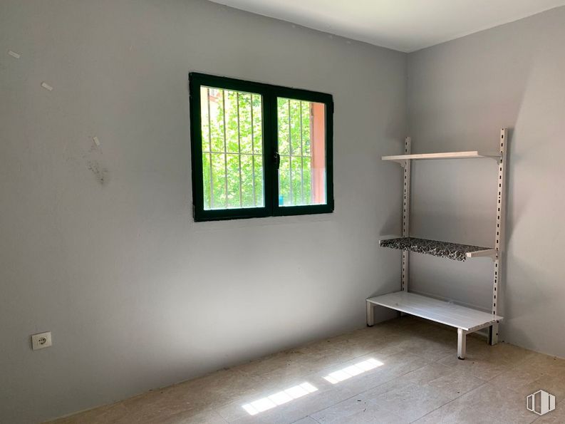 Retail for rent at Zona Las Pozas, San Lorenzo de El Escorial, Madrid, 28200 with window, bookcase, fixture, wood, paint, textile, building, rectangle, floor and flooring around