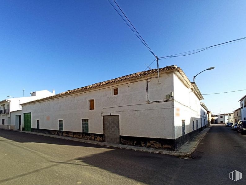 Land for sale at Calle Vistillas, Las Pedroñeras, Cuenca, 16660 with building, sky, window, slope, asphalt, road surface, street light, electricity, house and wood around