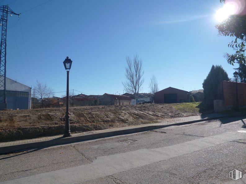 Land for sale at Pozo de las Tierras, 48, Carbonero el Mayor, Segovia, 40270 with house, building, street light, sky, road surface, asphalt, land lot, residential area, thoroughfare and tree around