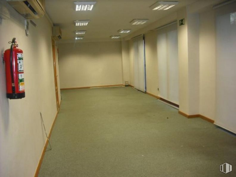 Office for rent at Avenida Guadalajara, 16, Alcalá de Henares, Madrid, 28805 with fire extinguisher, hall, flooring, floor, building, ceiling, fixture, door, event and room around