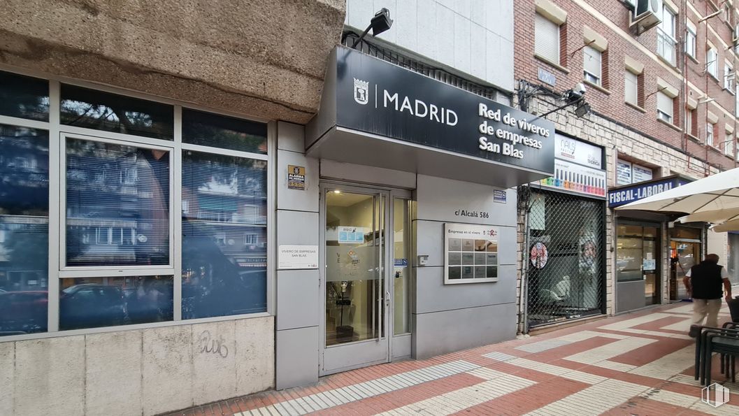 Oficina en alquiler en Calle Alcala 586, San Blas - Canillejas, Madrid, 28022 con persona, puerta, ventana, edificio, fachada, accesorio, fuente, venta minorista, ciudad y acera alrededor