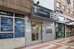 Office for rent at Calle Alcala 586, San Blas - Canillejas, Madrid, 28022 with person, door, window, building, facade, fixture, font, retail, city and sidewalk around