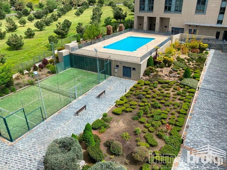 Oficina en venta en Zona Sanchinarro, Hortaleza, Madrid, 28050 con edificio, planta, propiedad, verde, terreno, diseño urbano, arquitectura, árbol, hierba y bioma alrededor