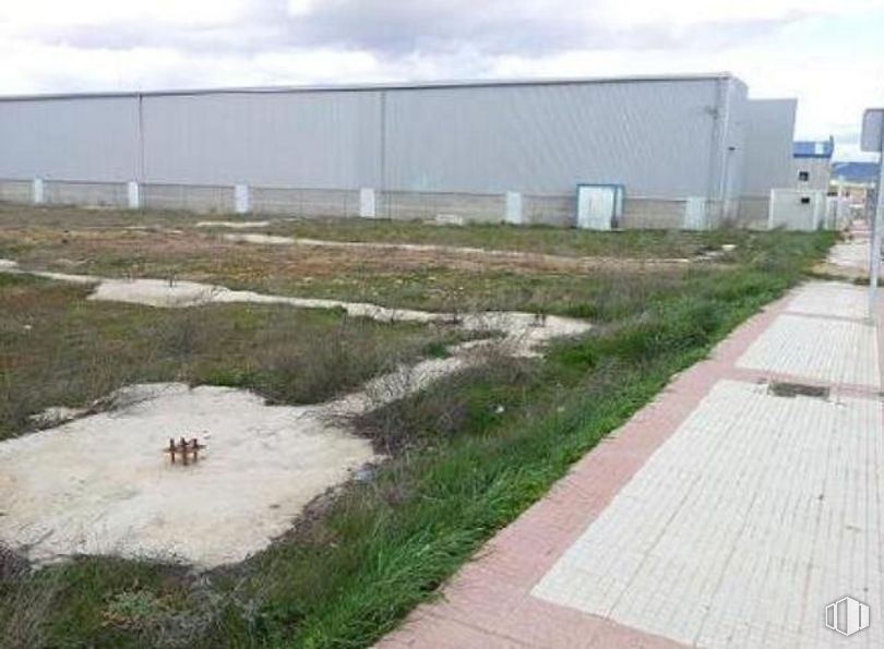 Land for sale at Zona industrial, Fontanar, Guadalajara, 19290 with building, sky, cloud, plant, land lot, road surface, grass, groundcover, slope and urban design around